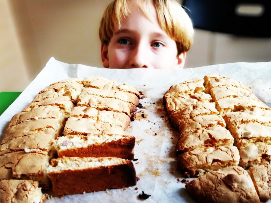 Pomeriggio di pioggia a casa con bambini … cosa fare? … i cantucci con le mandorle!