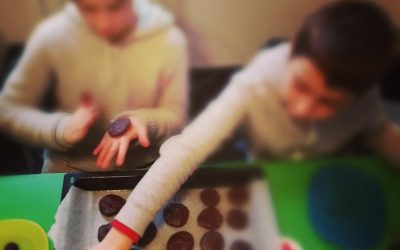 Regali fai da te: cookies al cacao con granella di nocciole e gocce fondenti
