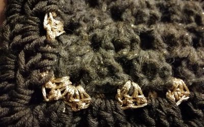 Gilet in lana all’uncinetto fai da te con schema: marrone e oro!