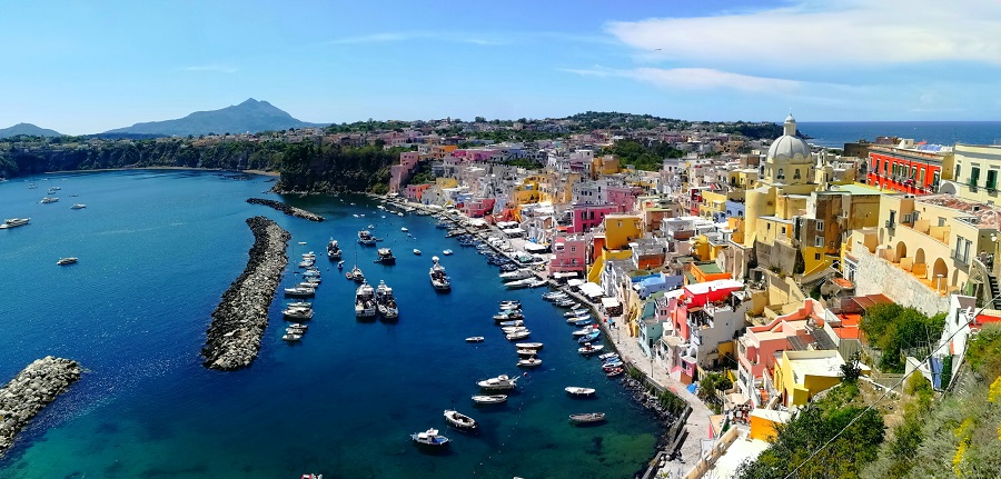 Guida all’isola di Procida: cosa vedere in quattro giorni, dove dormire, come arrivare, dove mangiare, libri su Procida,…