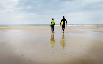 Surf in Francia con bambini, una vacanza originale dove imparerete a fare surf e vi divertirete tutti assieme!