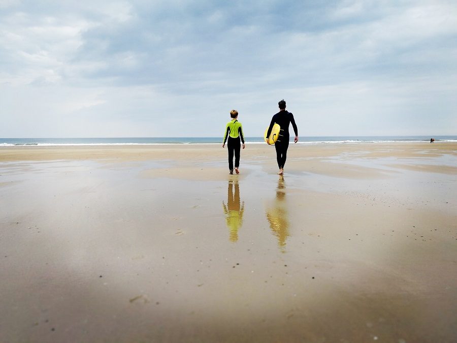 Surf in Francia con bambini, una vacanza originale dove imparerete a fare surf e vi divertirete tutti assieme!